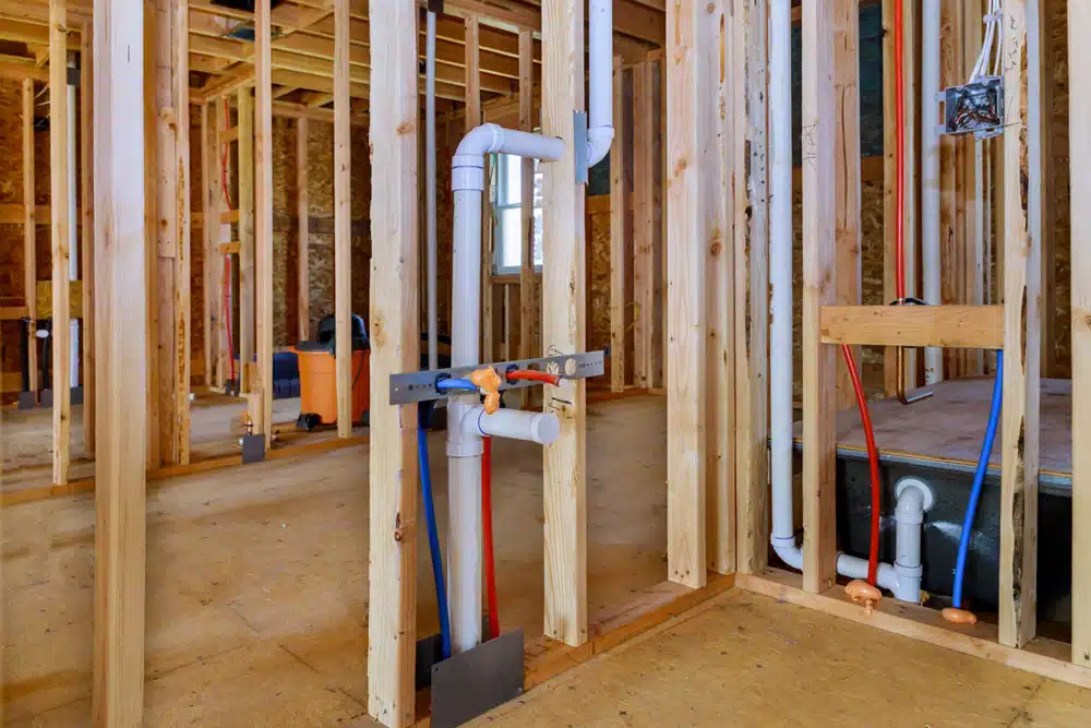 Nye vann- og avløpsledninger under konstruksjon i et nybygg